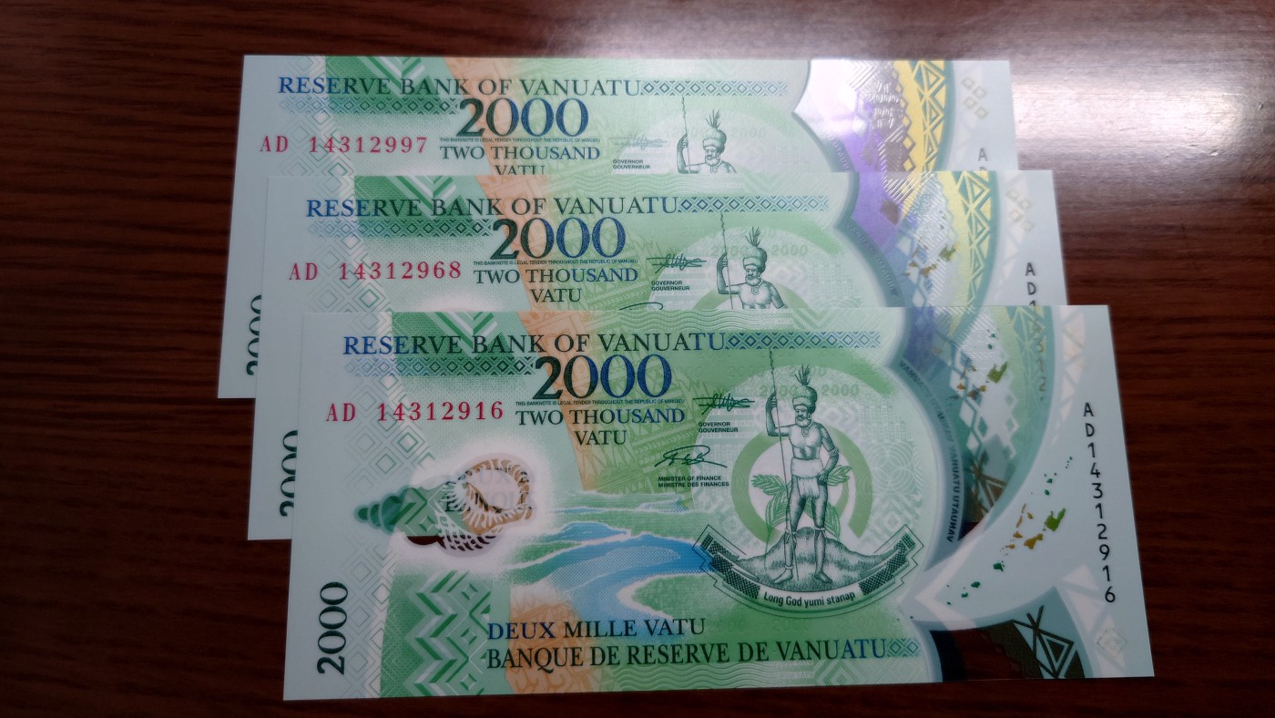 【世界钱币】精选微拍第70期暨2023年第十七期 多款塑料钞裸币超低价起拍 2014年瓦努阿图2000塑料钞 全新绝品无47尾号916