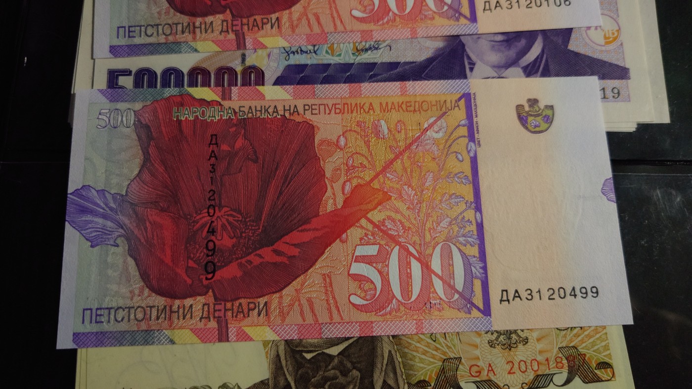 陆续更新【世界钱币】精选微拍第73期暨2023年第二十期 全新纸质裸钞低价起拍(第二场) 2003年北马其顿500 全新绝品尾号499