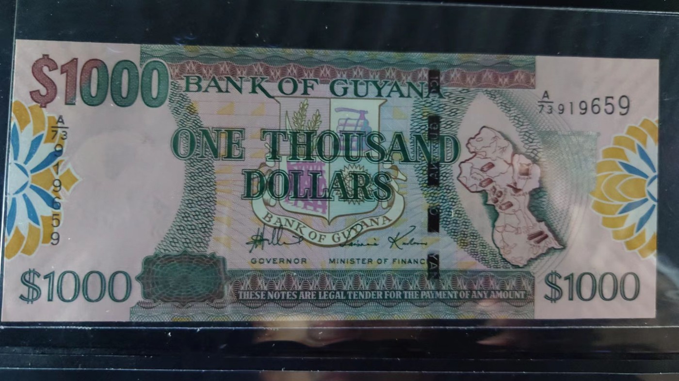 陆续更新【世界钱币】精选微拍第73期暨2023年第二十期 全新纸质裸钞低价起拍(第二场) 圭亚那1000 无47 早期版本(细金属线，右边银色防伪涂层)全新绝品
