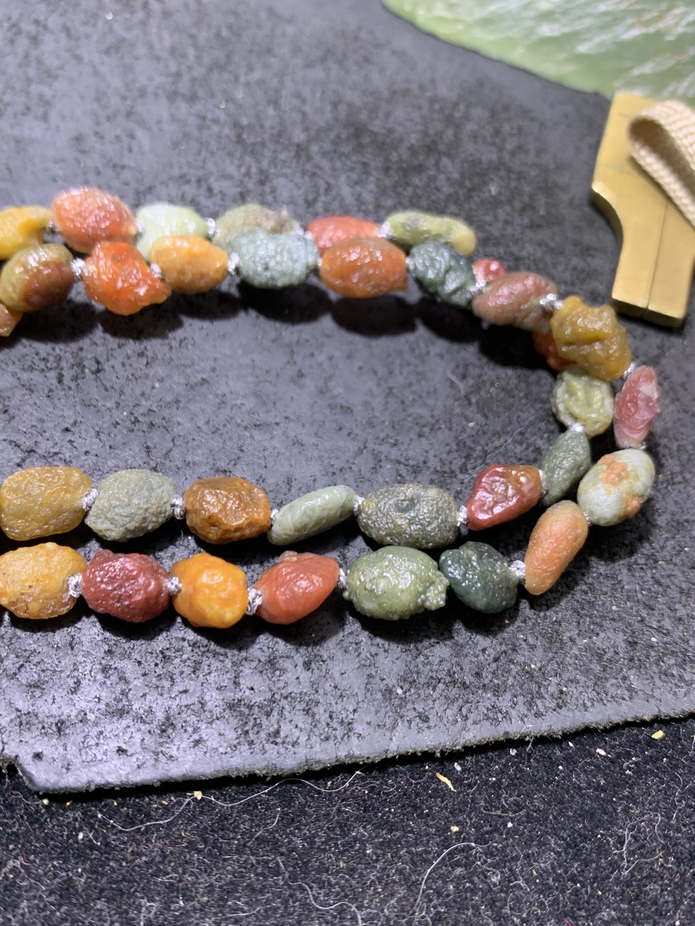 精美新疆黑山筋脉石玛瑙原石108项链一条，
