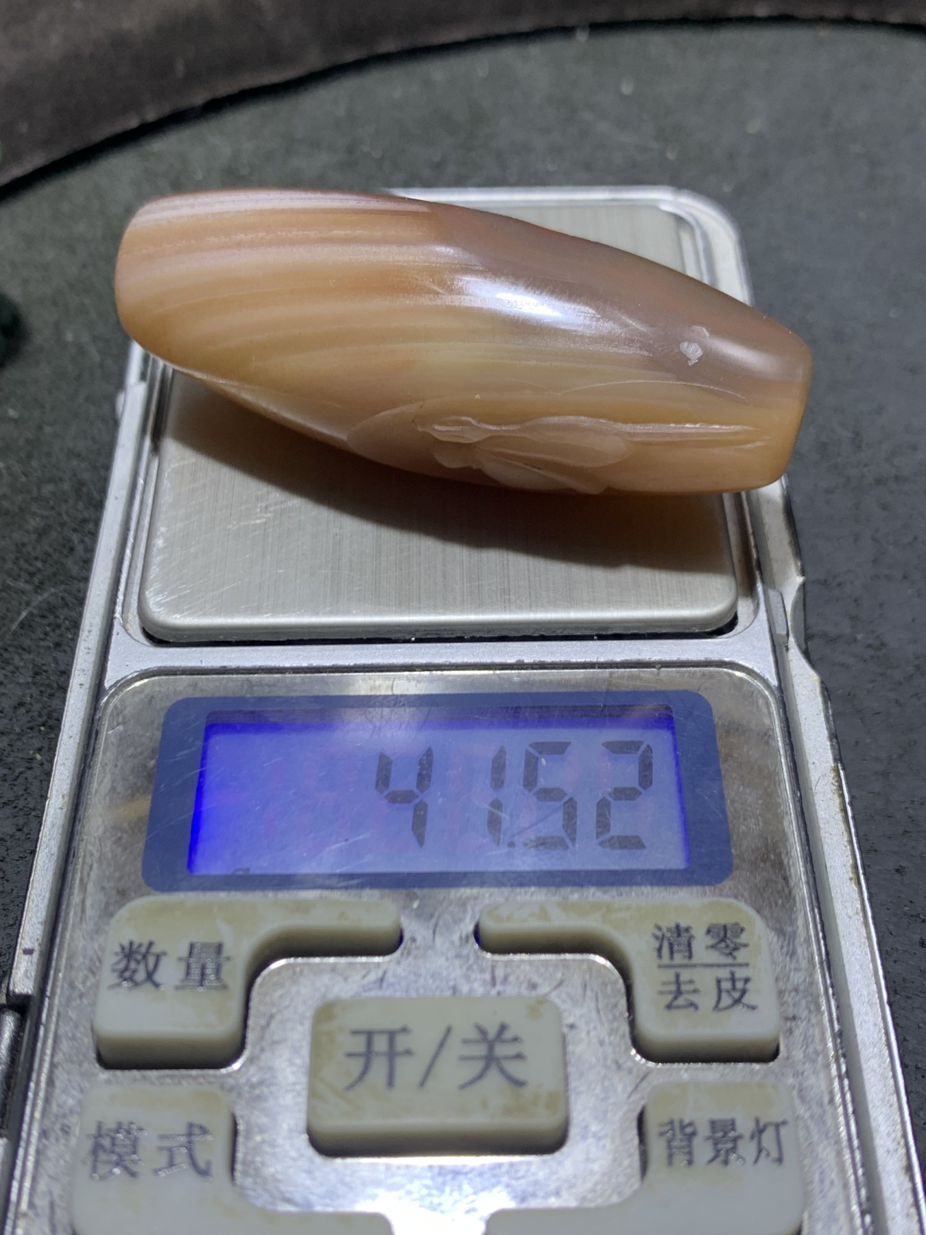 精美亚光高玉化千层纹巴西玛瑙手工俏色巧雕一心向佛，参禅悟道，意境大桶珠一个