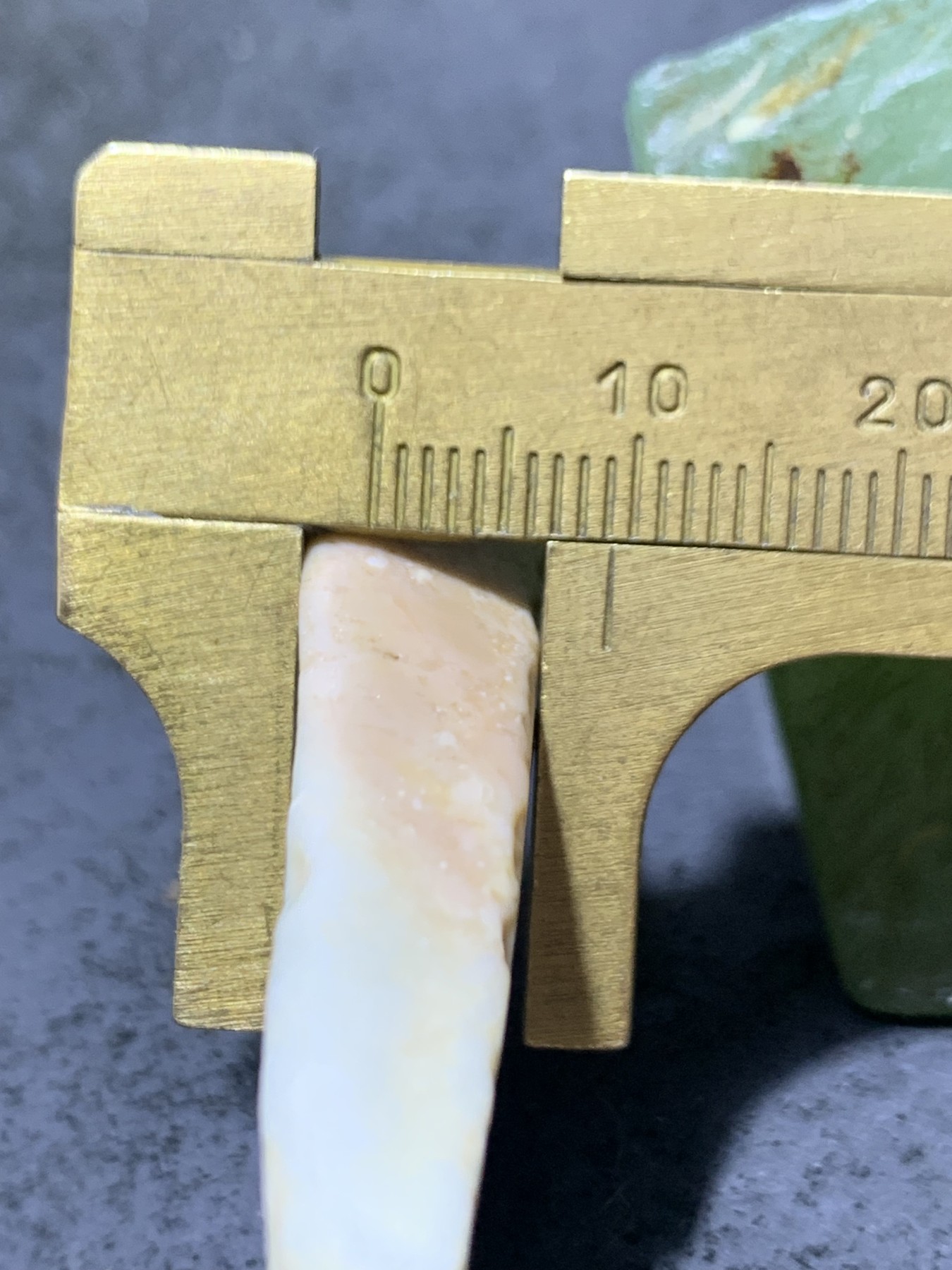精美戈壁彩玉手工雕刻佛字把件（吊坠)一个！寓意：佛在心中