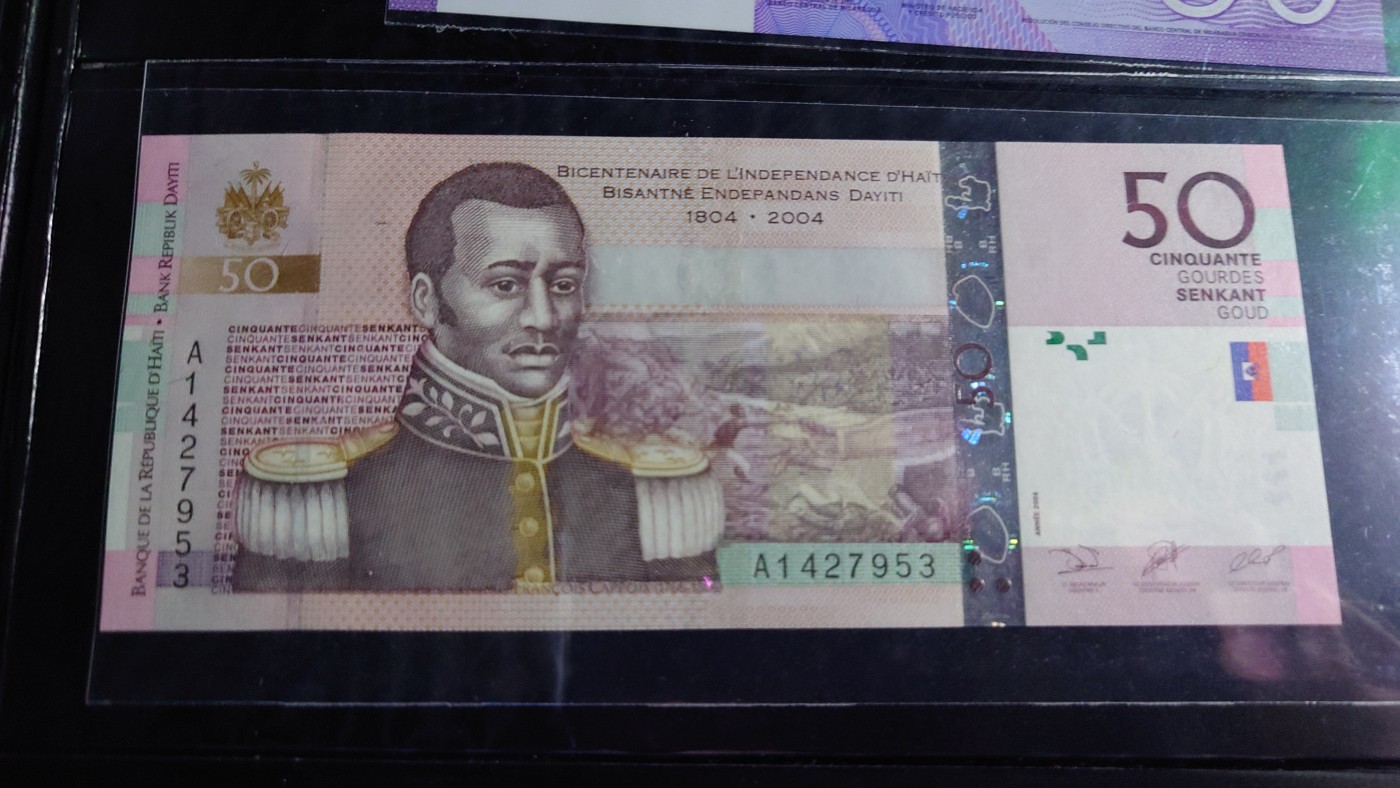 陆续更新【世界钱币】精选微拍第73期暨2023年第二十期 全新纸质裸钞低价起拍(第二场) 2004年海地50古德 纪念钞 首发A冠初版