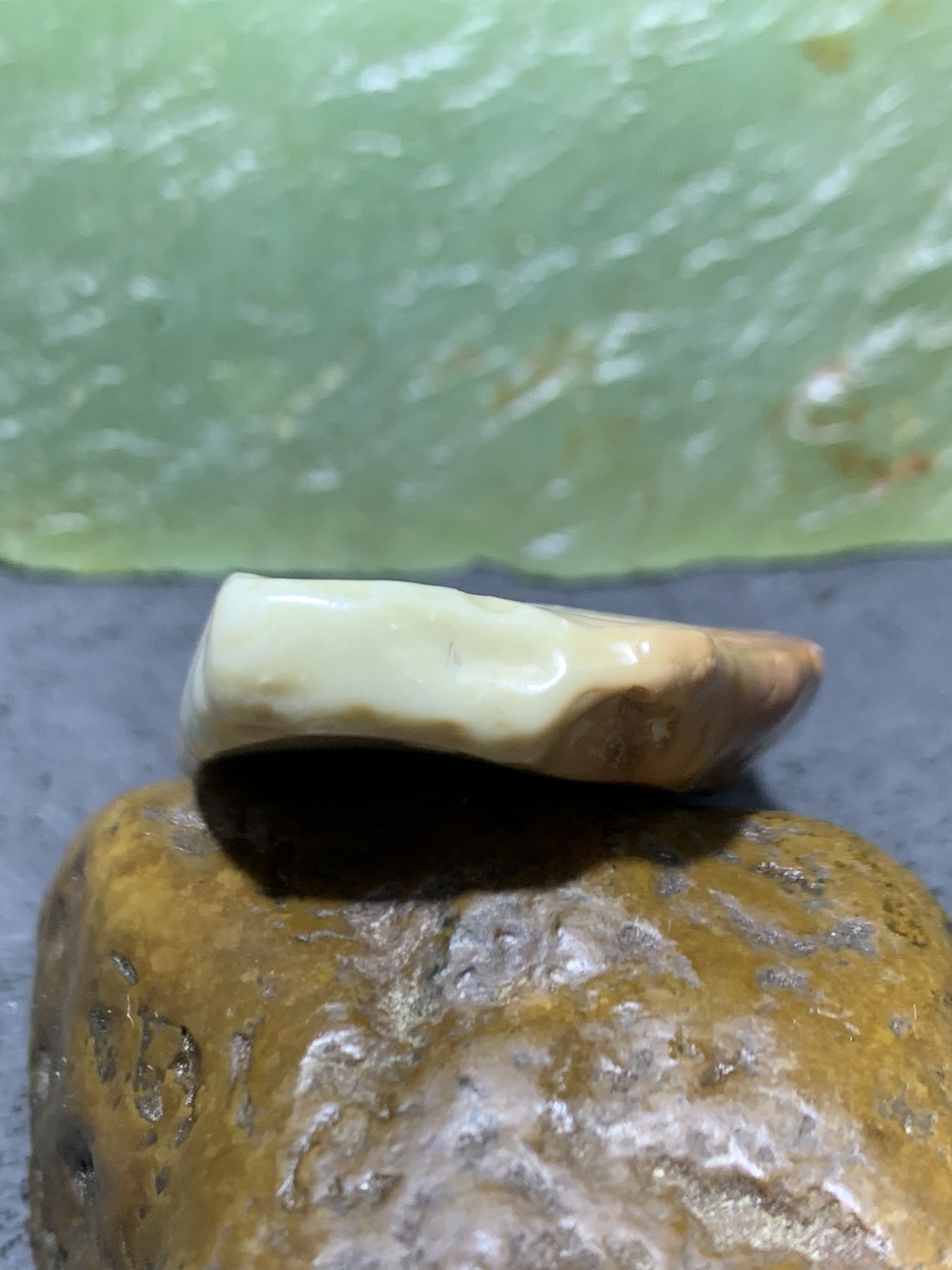 精美戈壁彩玉手工雕刻佛字把件（吊坠)一个！寓意：佛在心中