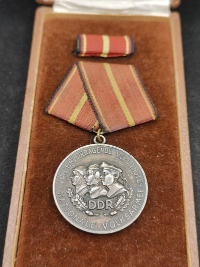 全场0元起拍 第92期 咸鱼国勋章拍卖专场 9月20日（周三）下午6：00开始 - 东德 早期皮盒 900银制 国家人民军功绩奖章