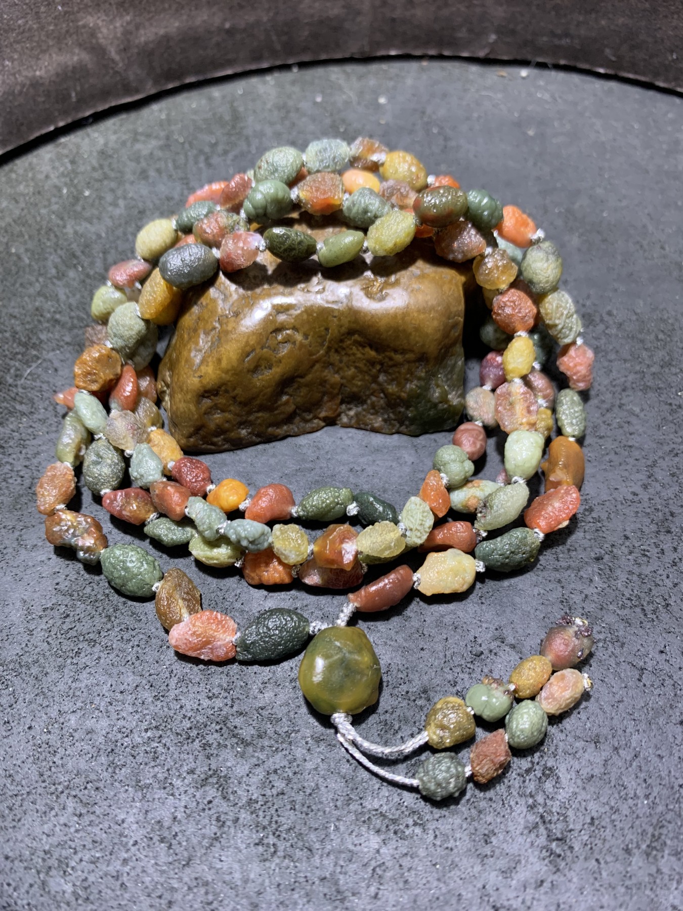 精美新疆黑山筋脉石玛瑙原石108项链一条，