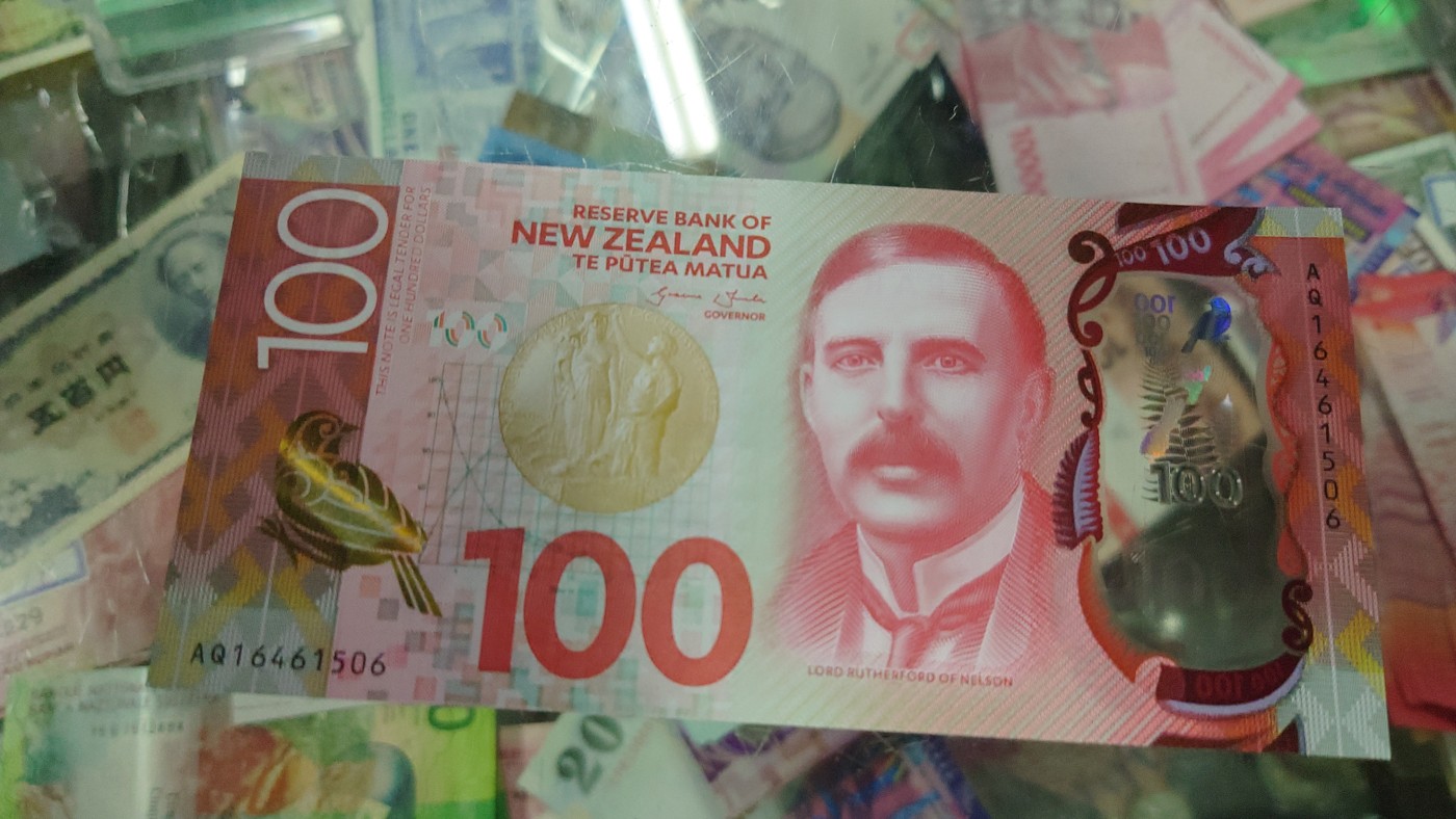 【世界钱币】精选微拍第70期暨2023年第十七期 多款塑料钞裸币超低价起拍 2016年新西兰100元塑料钞 全新绝品尾号506 塑料窗口完美