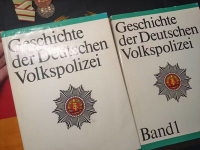 留里克勋赏制服交流拍卖第16期 - 东德＜内务部人民警察历史＞1-2两本是研究东德人民警察发展历程的重要资料