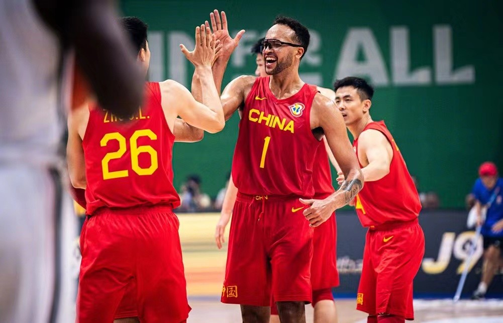 零元拍：李凯尔（凯尔-安德森）亲笔签名中国篮协官方出版物《篮球BASKETBALL》拍中就送百变毛毛球玩具