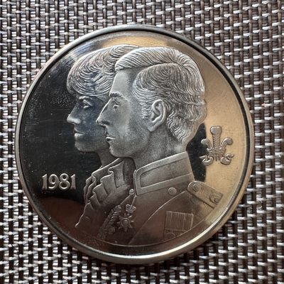 【城南旧事】世界钱币专场-第五期 - 英国1981年戴妃大婚伦敦塔大直径纪念章（边有氧化）