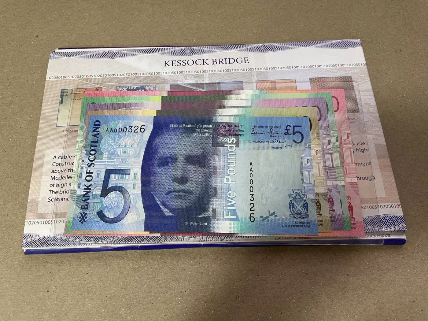 【Blue Auction】✨世界纸币精拍第373期【精】 【原装带册 AA冠326小号一套5张 含获奖钞】苏格兰 2007年5-100镑 UNC（个别有极轻微荧光反应）  
