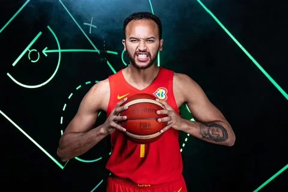 零元拍：李凯尔（凯尔-安德森）亲笔签名中国篮协官方出版物《篮球BASKETBALL》拍中就送百变毛毛球玩具
