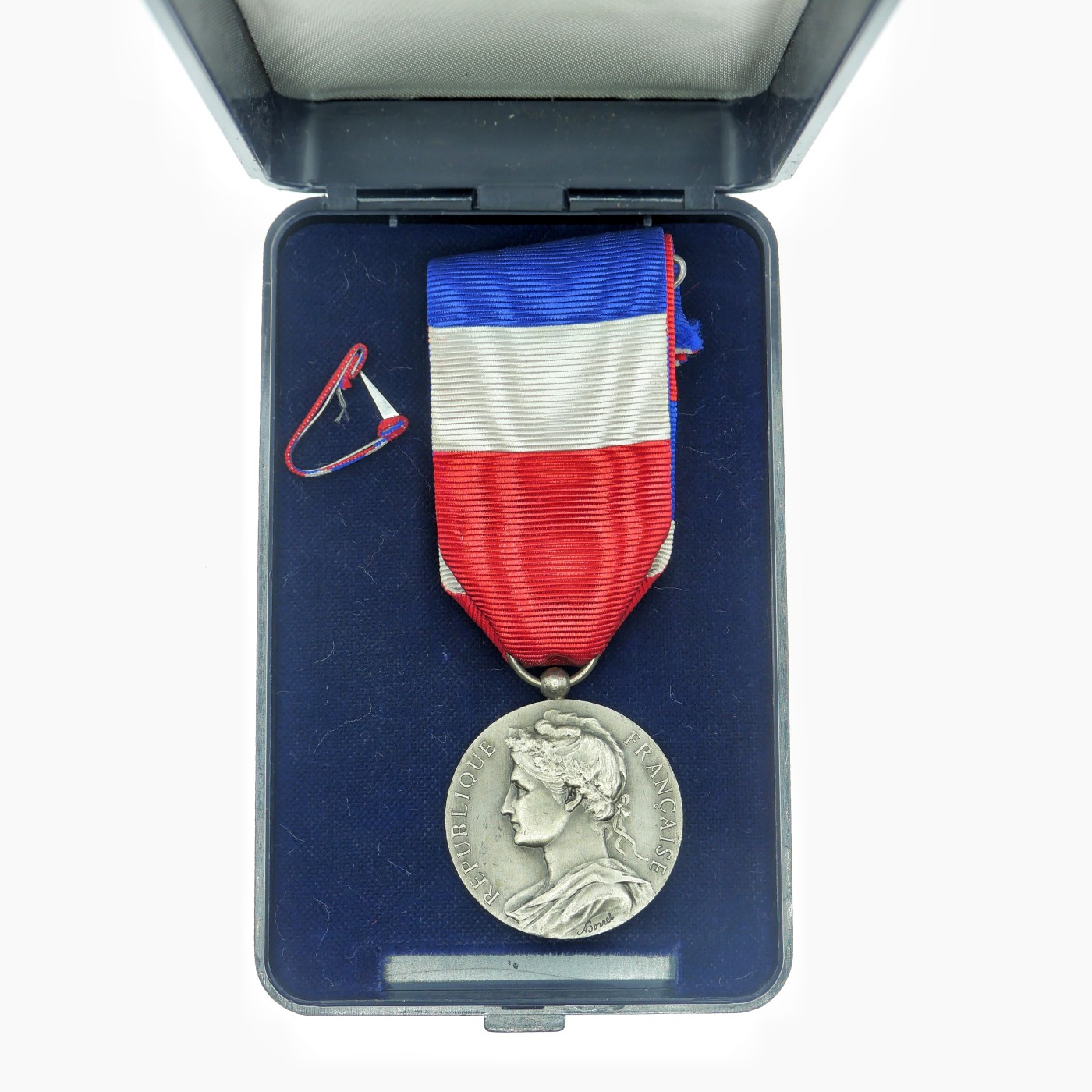 勋章奖章交易所9月23日拍卖 法国劳动奖章，银质带标