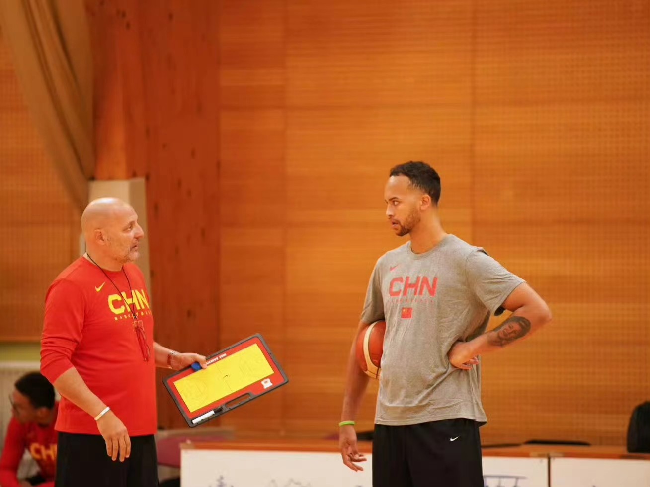 零元拍：李凯尔（凯尔-安德森）亲笔签名中国篮协官方出版物《篮球BASKETBALL》拍中就送百变毛毛球玩具