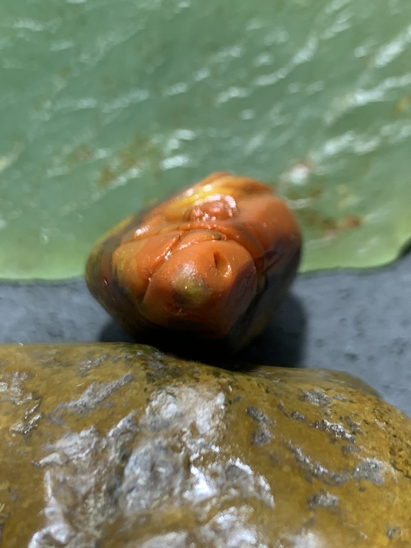 精美亚光原皮天眼战国红玛瑙手工雕刻兰花草吊坠挂件一个