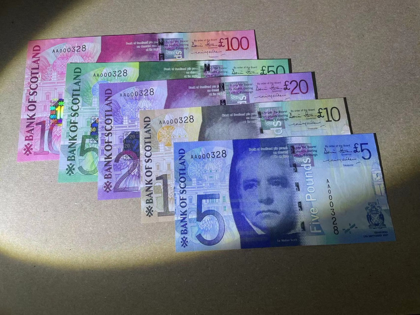 【Blue Auction】✨世界纸币精拍第373期【精】 【原装带册 AA冠328小号一套5张 含获奖钞】苏格兰 2007年5-100镑 UNC（个别有极轻微荧光反应）  