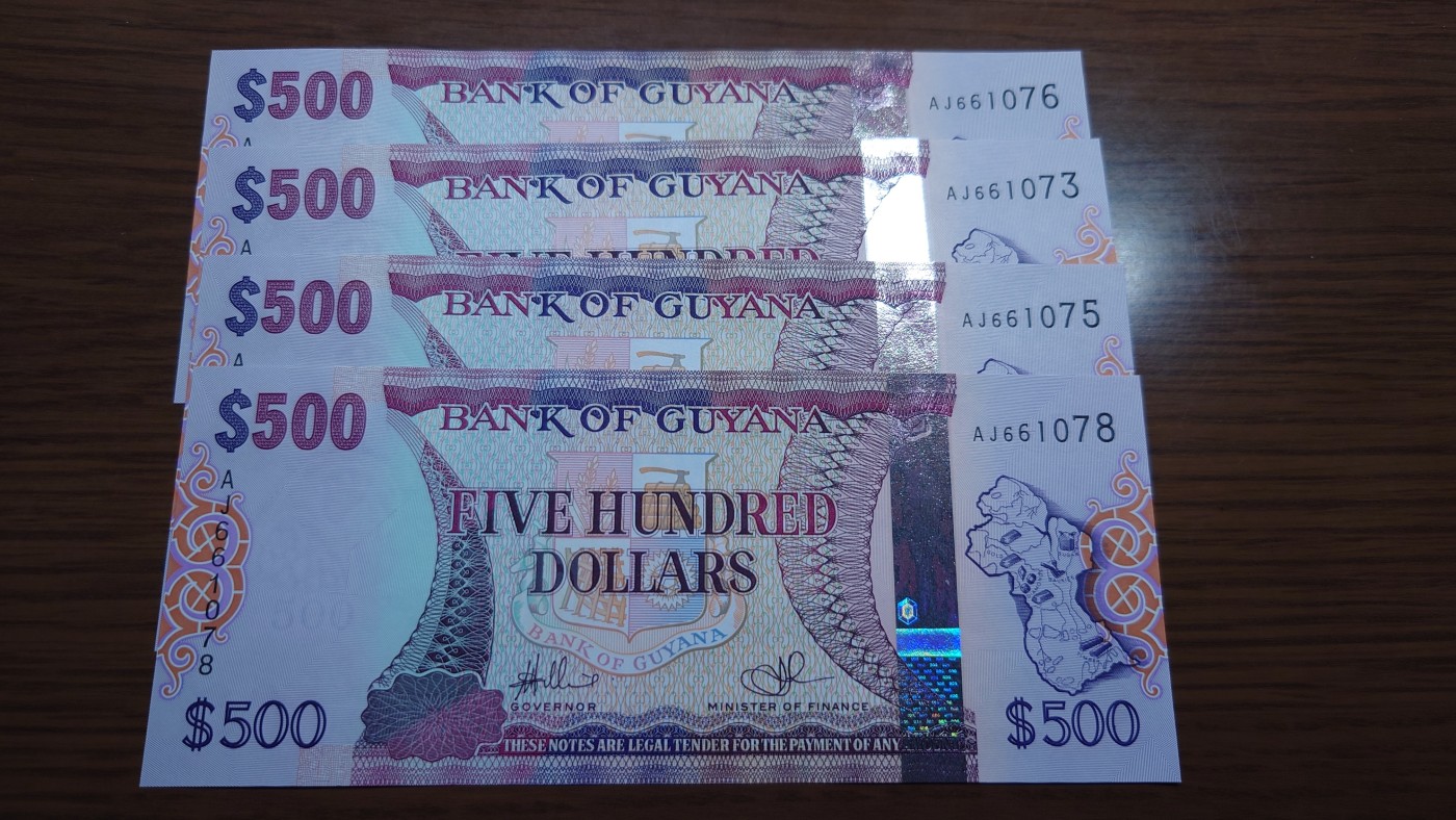 陆续更新【世界钱币】精选微拍第73期暨2023年第二十期 全新纸质裸钞低价起拍(第二场) 圭亚那500 全新绝品无4号码如图四张 