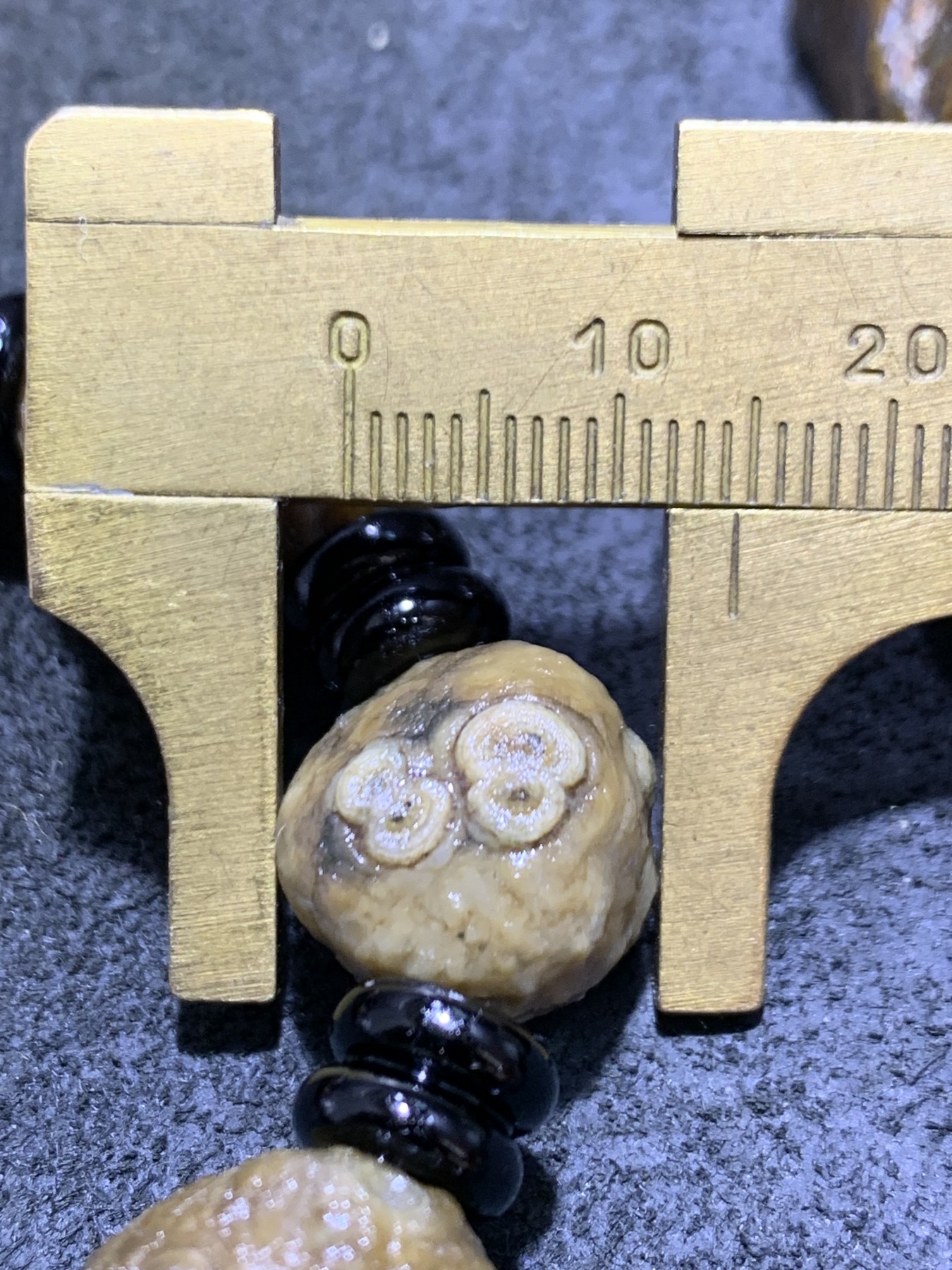 放福利！精美外蒙眼石原石手串一条，