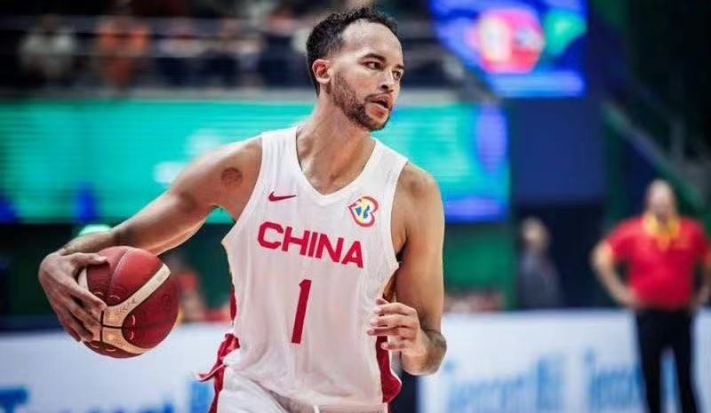 零元拍：李凯尔（凯尔-安德森）亲笔签名中国篮协官方出版物《篮球BASKETBALL》拍中就送百变毛毛球玩具