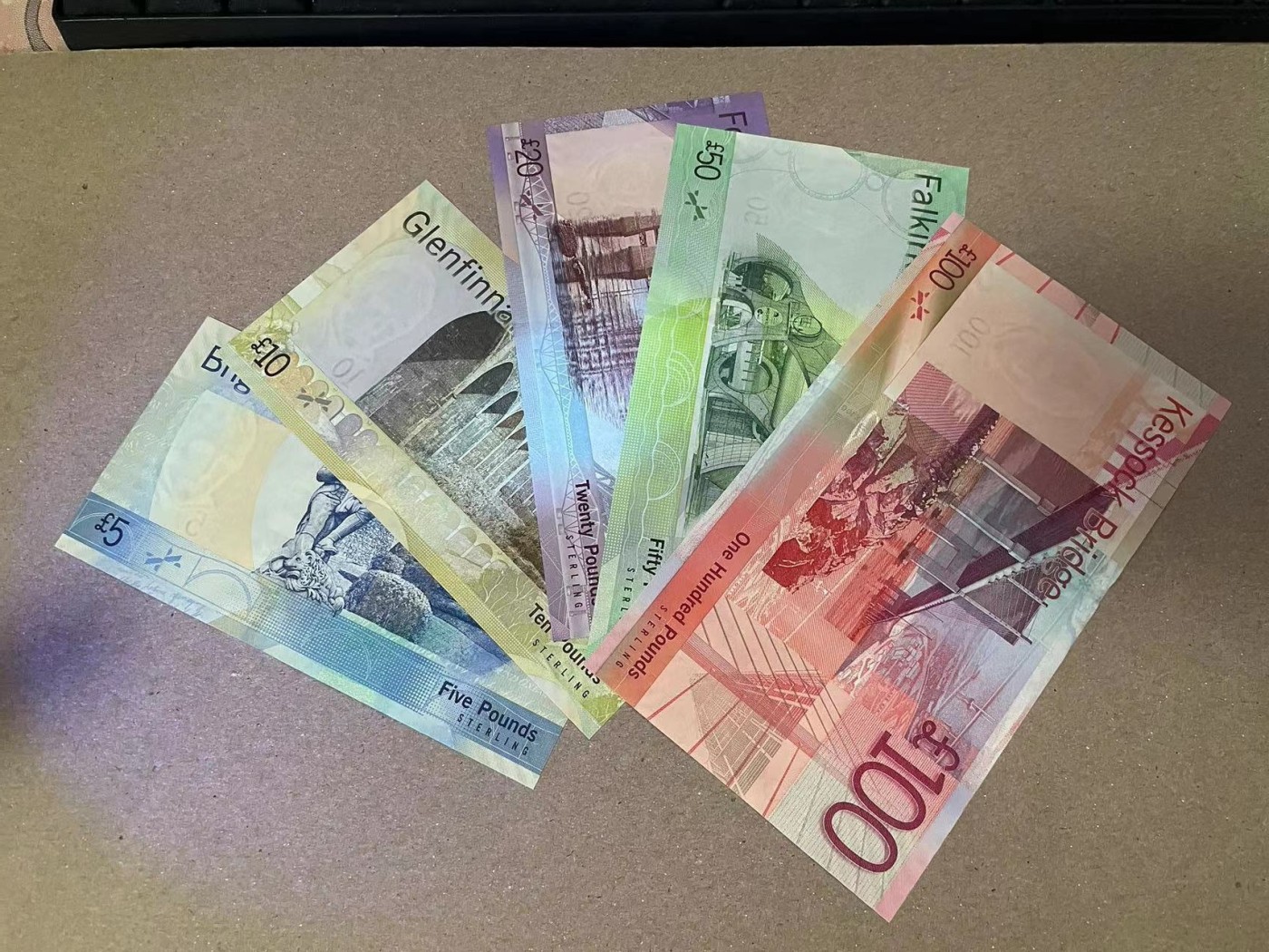 【Blue Auction】✨世界纸币精拍第373期【精】 【原装带册 AA冠326小号一套5张 含获奖钞】苏格兰 2007年5-100镑 UNC（个别有极轻微荧光反应）  