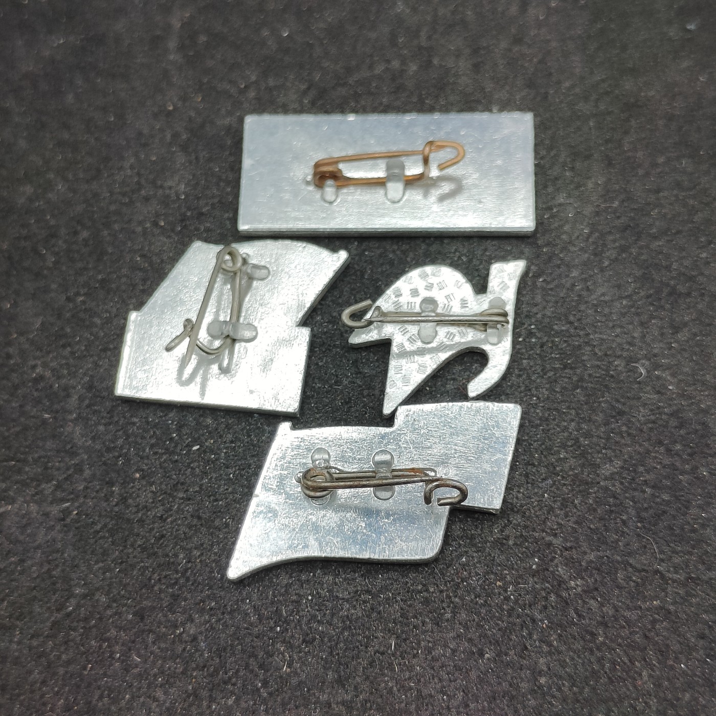 全场0元起拍 第93期 咸鱼国勋章拍卖专场 9月24日（周日）下午6：00开始 东德建国纪念章一组四个