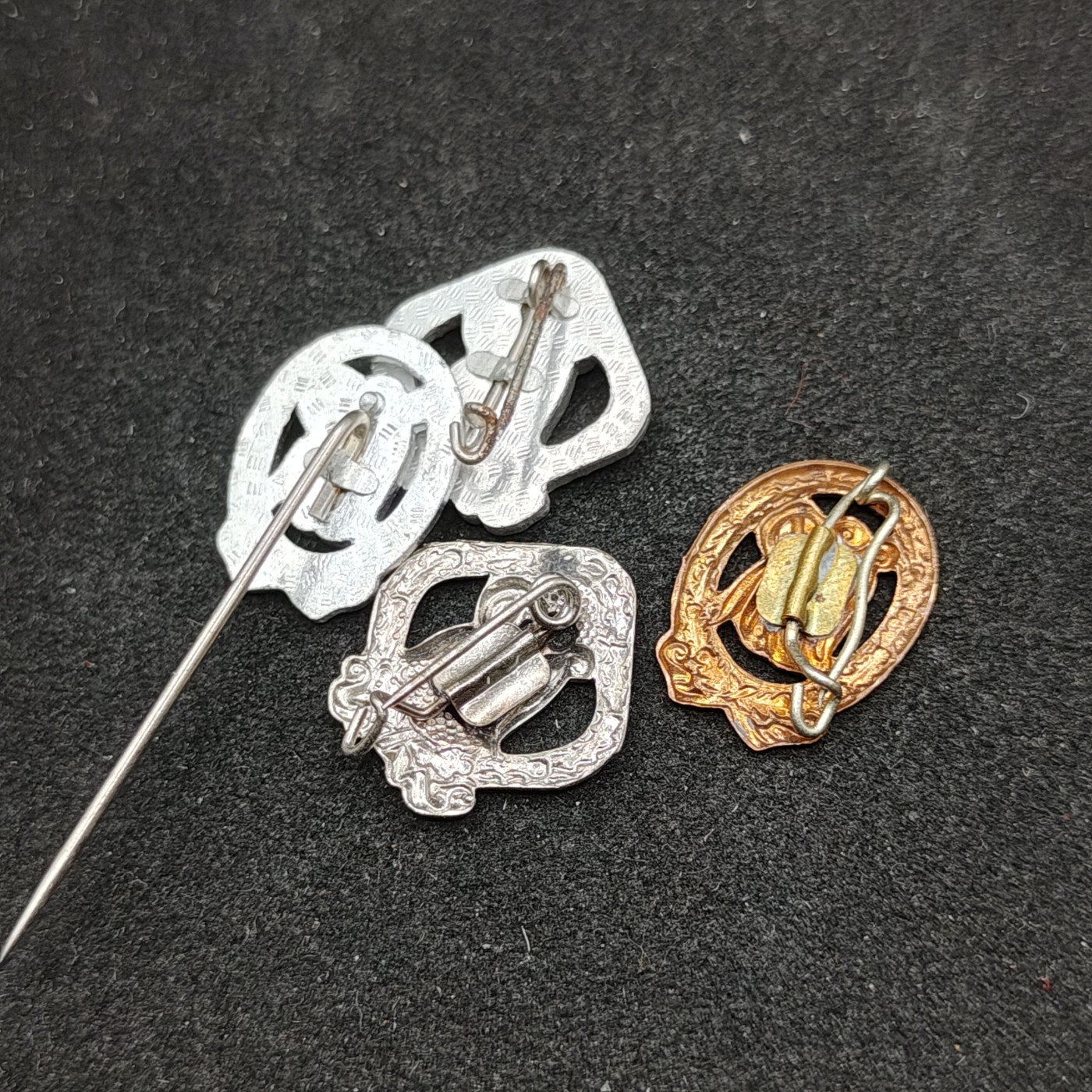 全场0元起拍 第93期 咸鱼国勋章拍卖专场 9月24日（周日）下午6：00开始 东德体能章四个