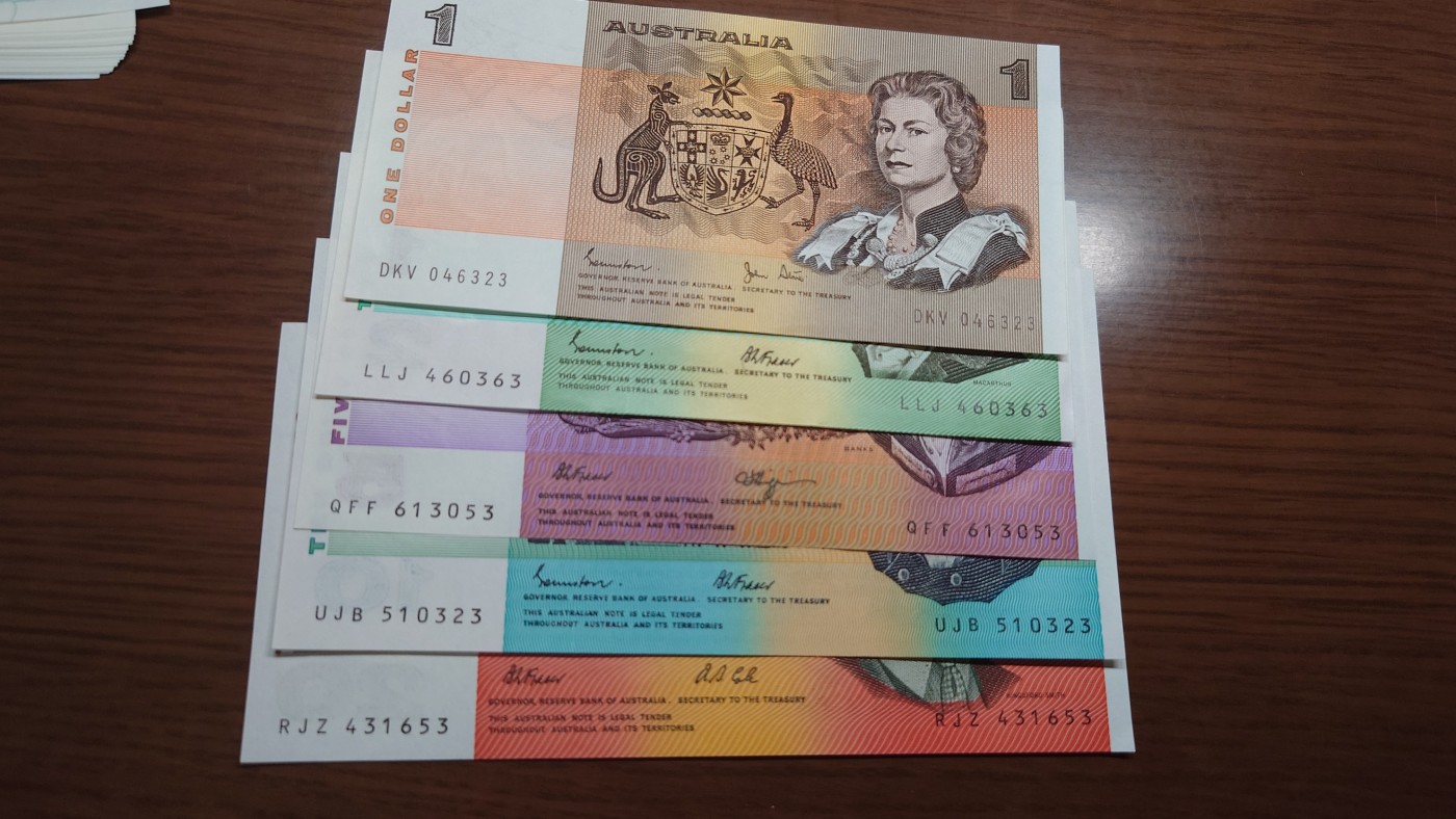 陆续更新【世界钱币】精选微拍第73期暨2023年第二十期 全新纸质裸钞低价起拍(第二场) 澳大利亚纸币1-2-5-10-20五张小全套尾同号 全新绝品尾3