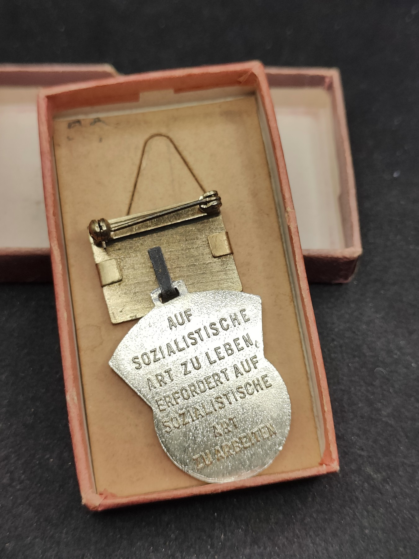 全场0元起拍 第93期 咸鱼国勋章拍卖专场 9月24日（周日）下午6：00开始 东德五年计划积极份子奖章