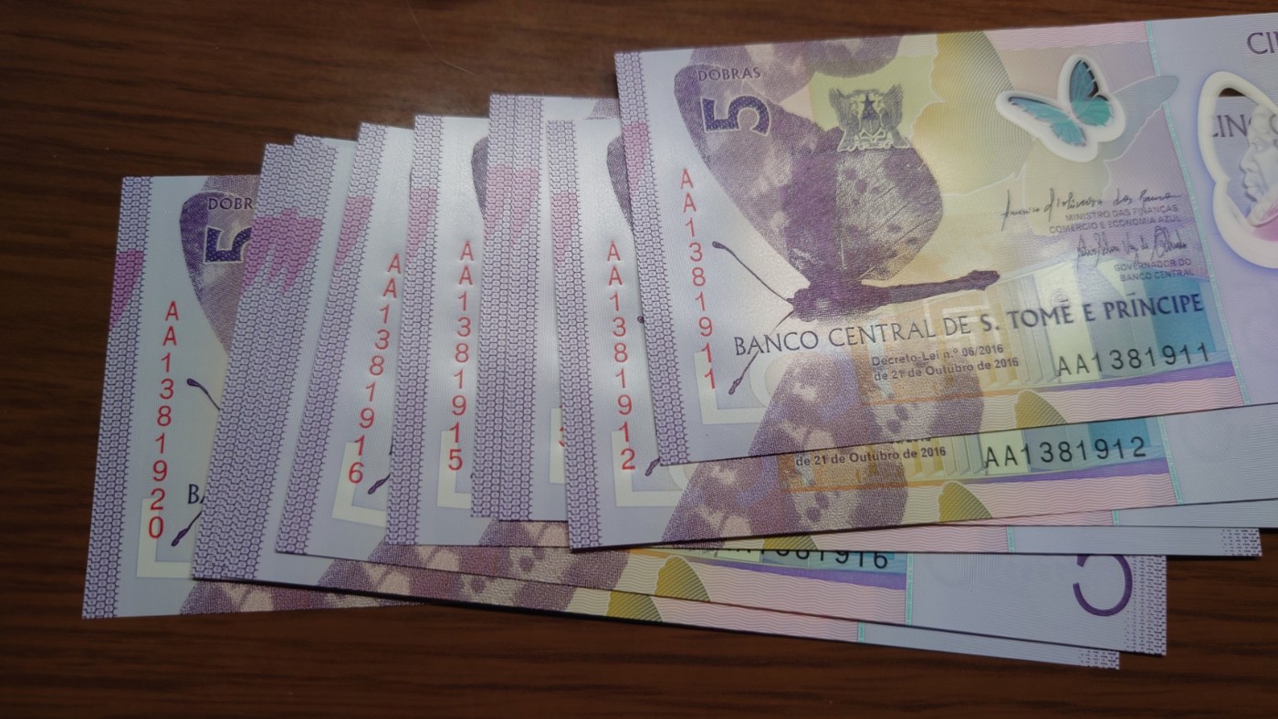 陆续更新【世界钱币】精选微拍第73期暨2023年第二十期 全新纸质裸钞低价起拍(第二场) 2016年圣多美和普林西比5元 AA冠 绝品标十无47尾号911～920