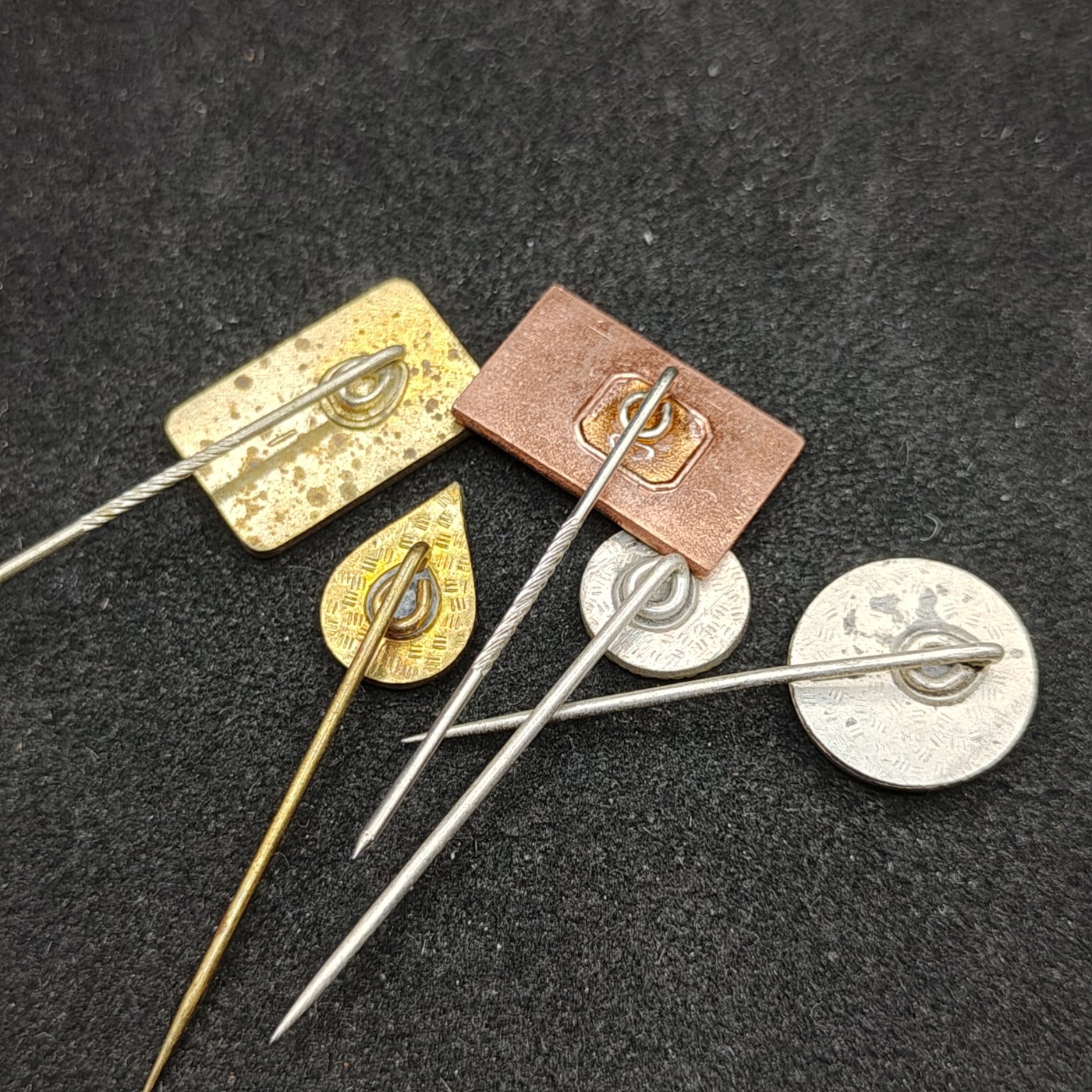 全场0元起拍 第93期 咸鱼国勋章拍卖专场 9月24日（周日）下午6：00开始 东德徽章一组五个