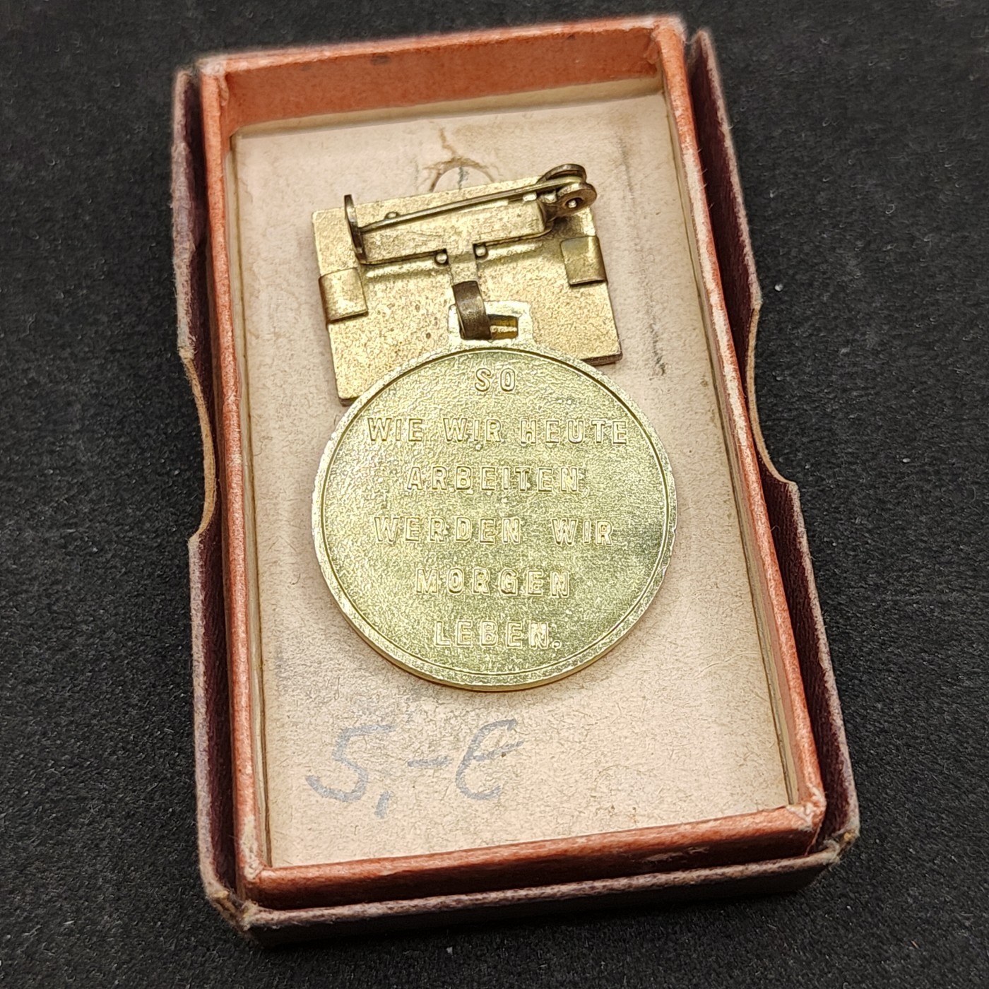 全场0元起拍 第93期 咸鱼国勋章拍卖专场 9月24日（周日）下午6：00开始 东德七年计划积极份子奖章