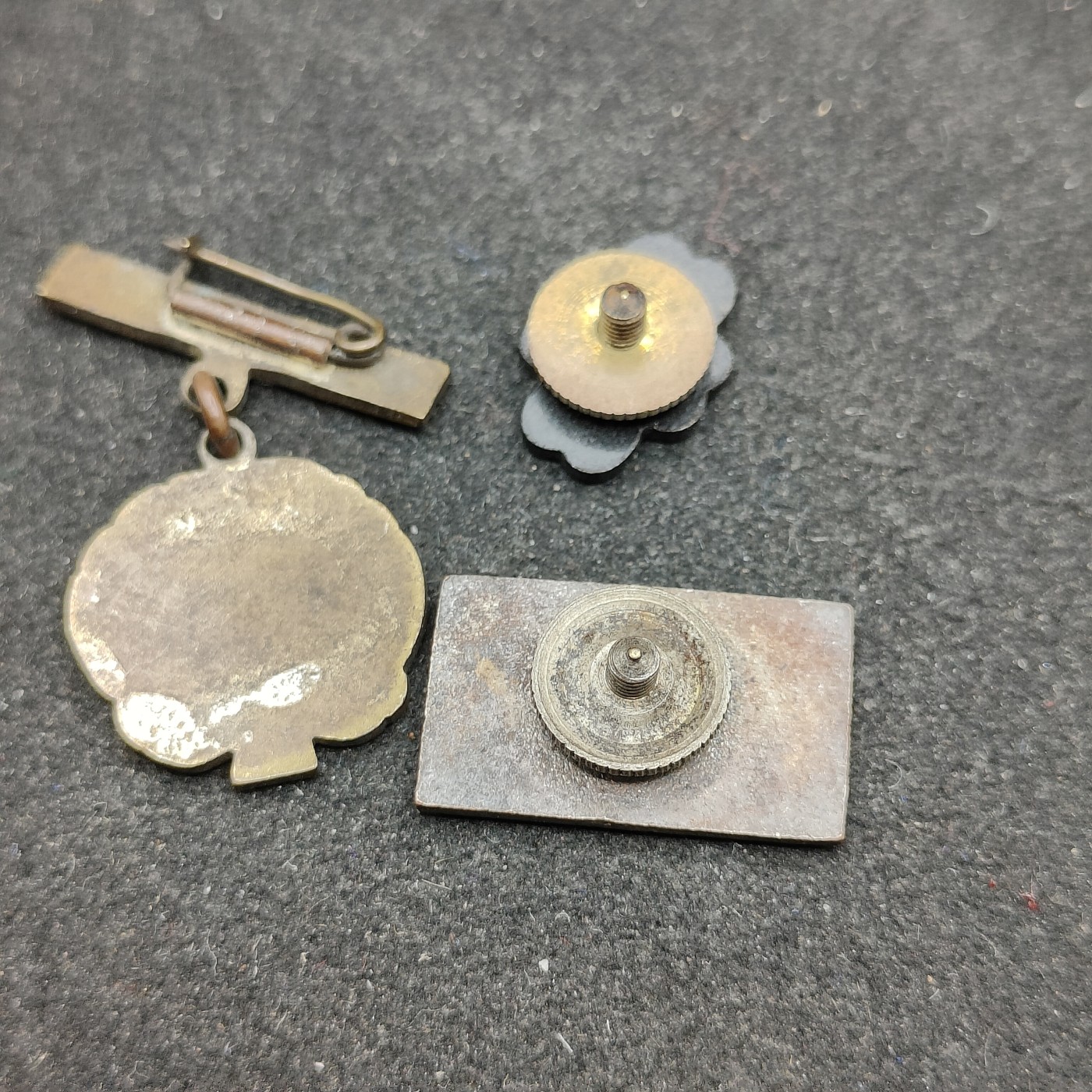 全场0元起拍 第93期 咸鱼国勋章拍卖专场 9月24日（周日）下午6：00开始 日本学校徽章三个