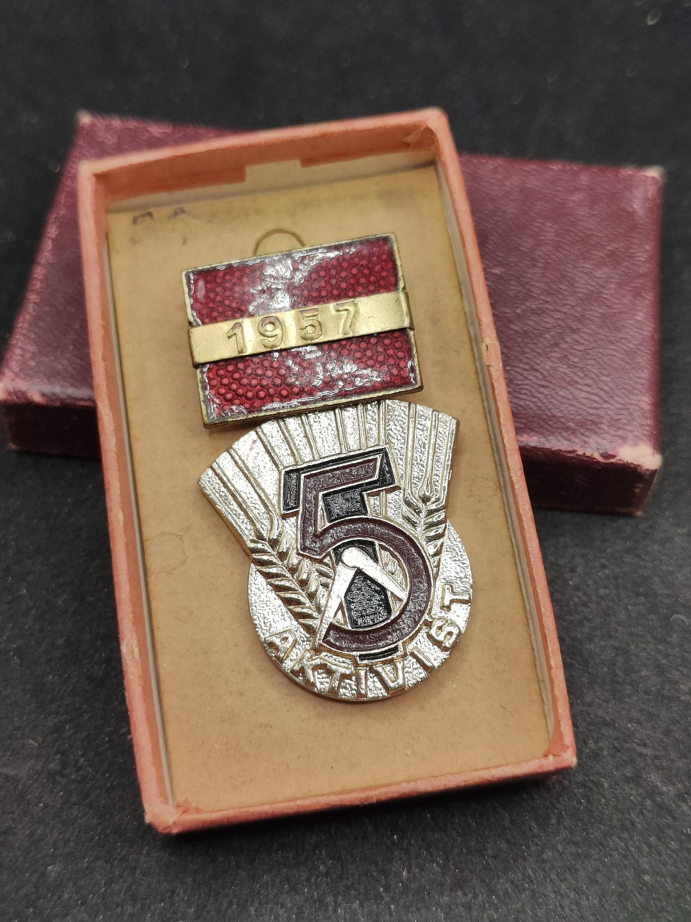 全场0元起拍 第93期 咸鱼国勋章拍卖专场 9月24日（周日）下午6：00开始 东德五年计划积极份子奖章