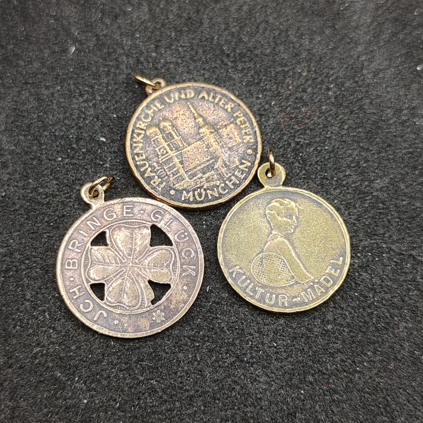 全场0元起拍 第93期 咸鱼国勋章拍卖专场 9月24日（周日）下午6：00开始 东德纪念章三个