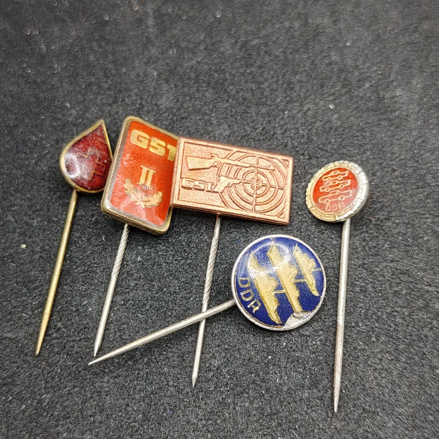 全场0元起拍 第93期 咸鱼国勋章拍卖专场 9月24日（周日）下午6：00开始 东德徽章一组五个