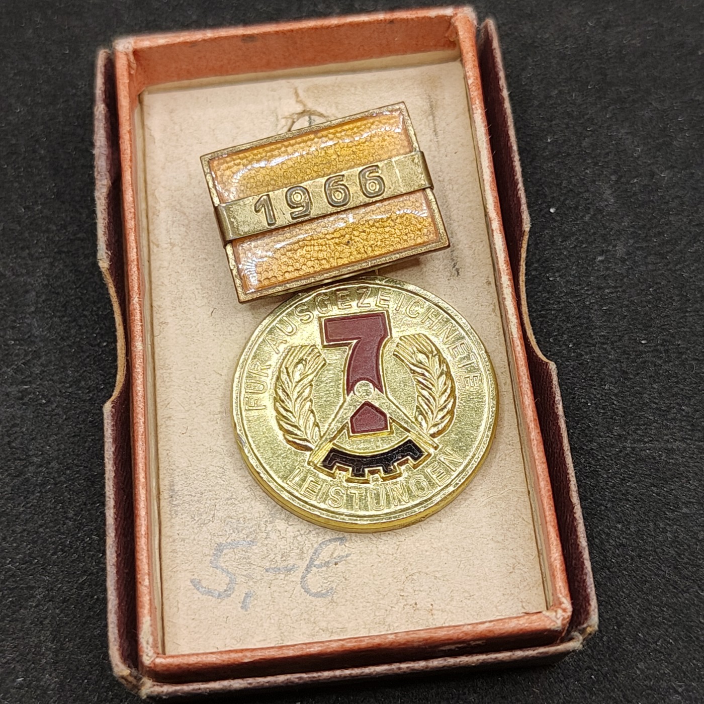 全场0元起拍 第93期 咸鱼国勋章拍卖专场 9月24日（周日）下午6：00开始 东德七年计划积极份子奖章