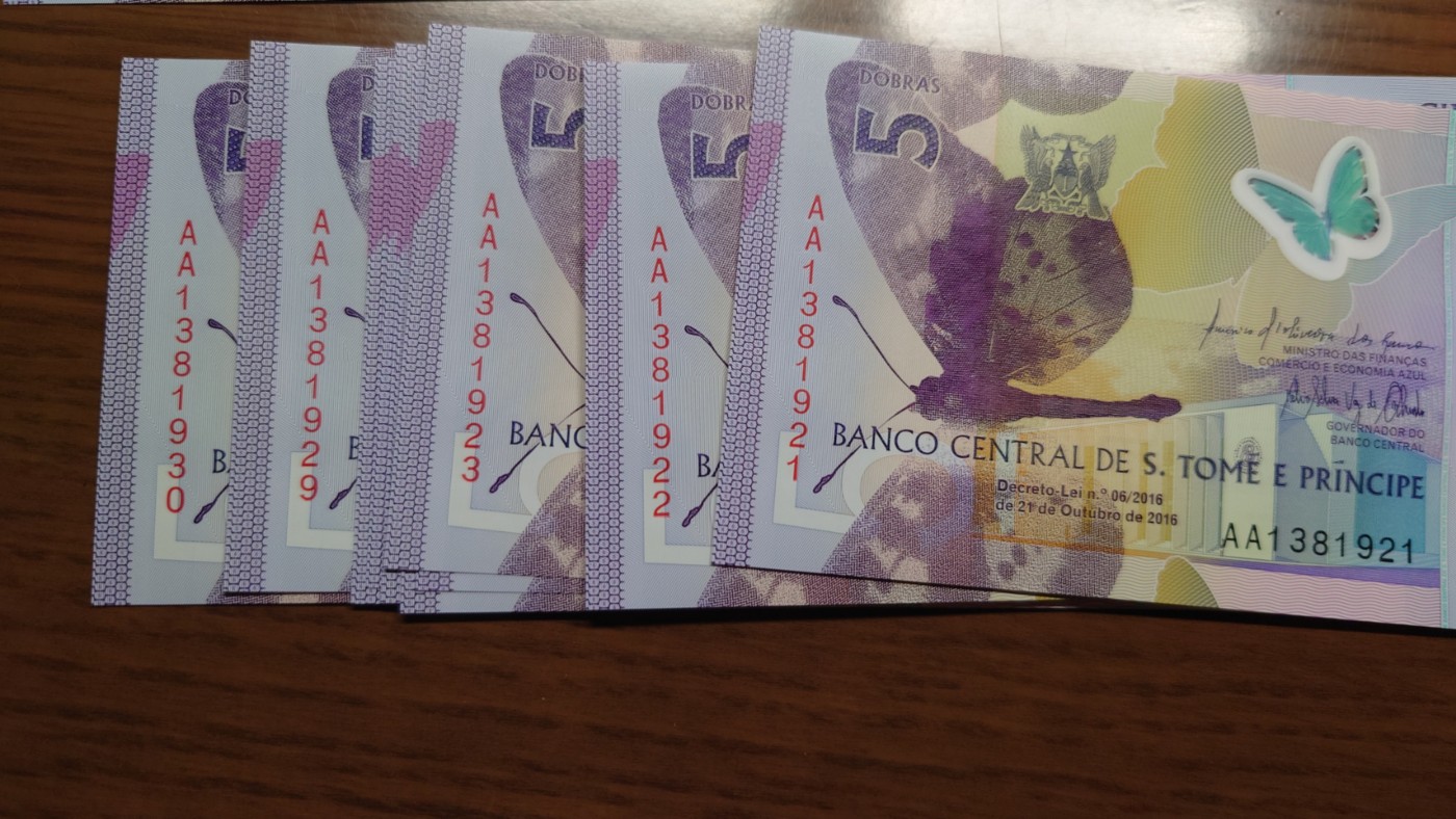 陆续更新【世界钱币】精选微拍第73期暨2023年第二十期 全新纸质裸钞低价起拍(第二场) 2016年圣多美和普林西比5元 AA冠 绝品标十无47尾号921～930