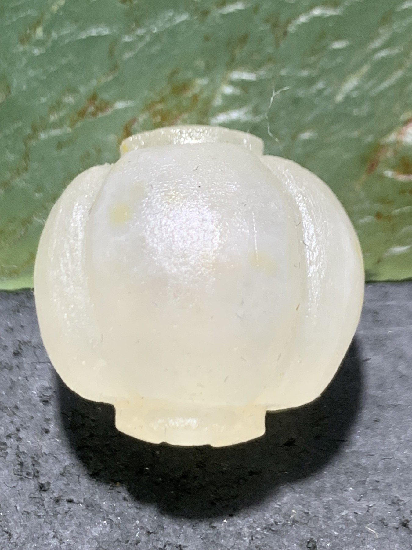 精美亚光满冰飘料战国红玛瑙手工雕刻四棱南瓜灯笼珠一颗！，