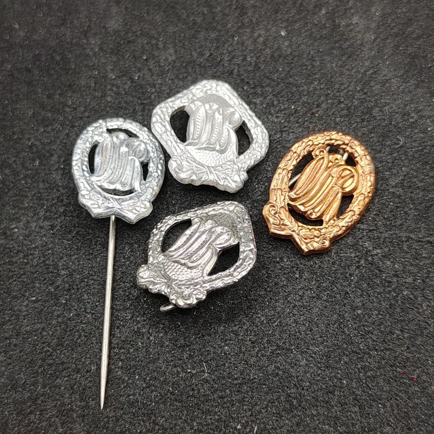 全场0元起拍 第93期 咸鱼国勋章拍卖专场 9月24日（周日）下午6：00开始 东德体能章四个