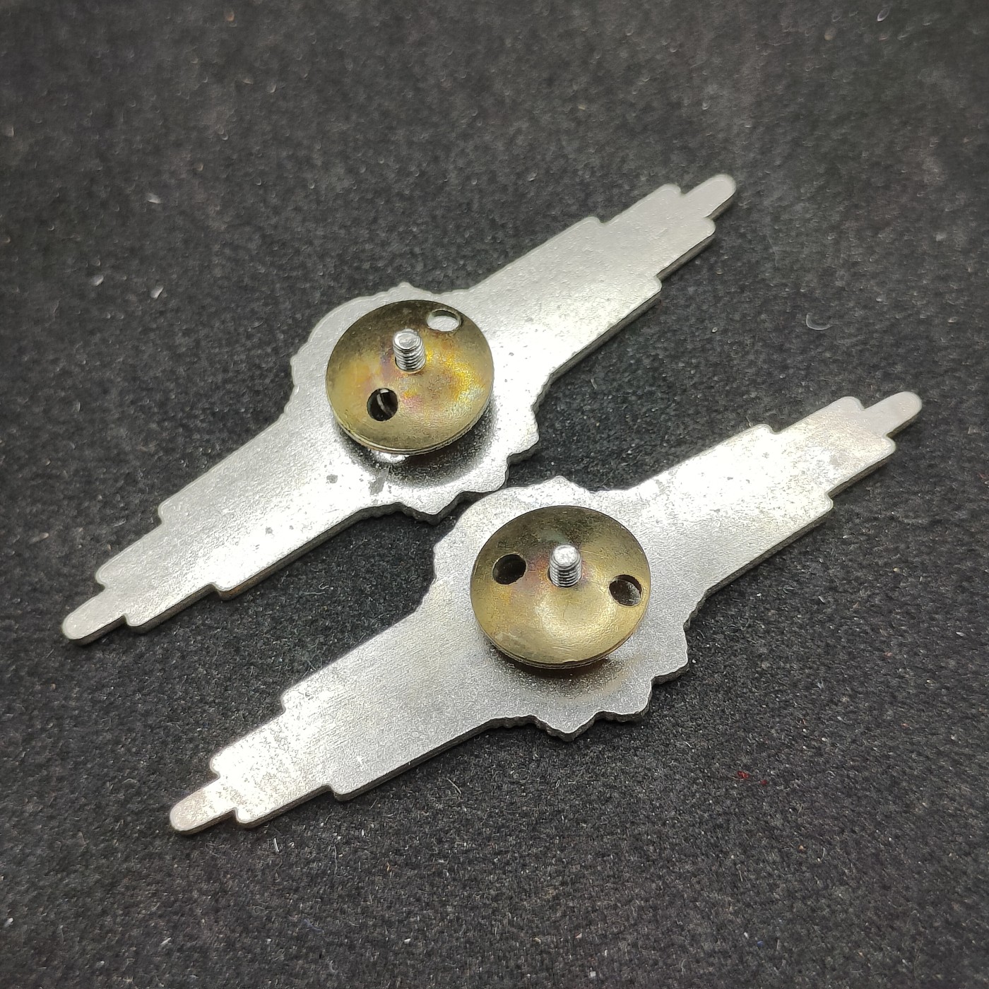 全场0元起拍 第93期 咸鱼国勋章拍卖专场 9月24日（周日）下午6：00开始 东德警察技能章两个