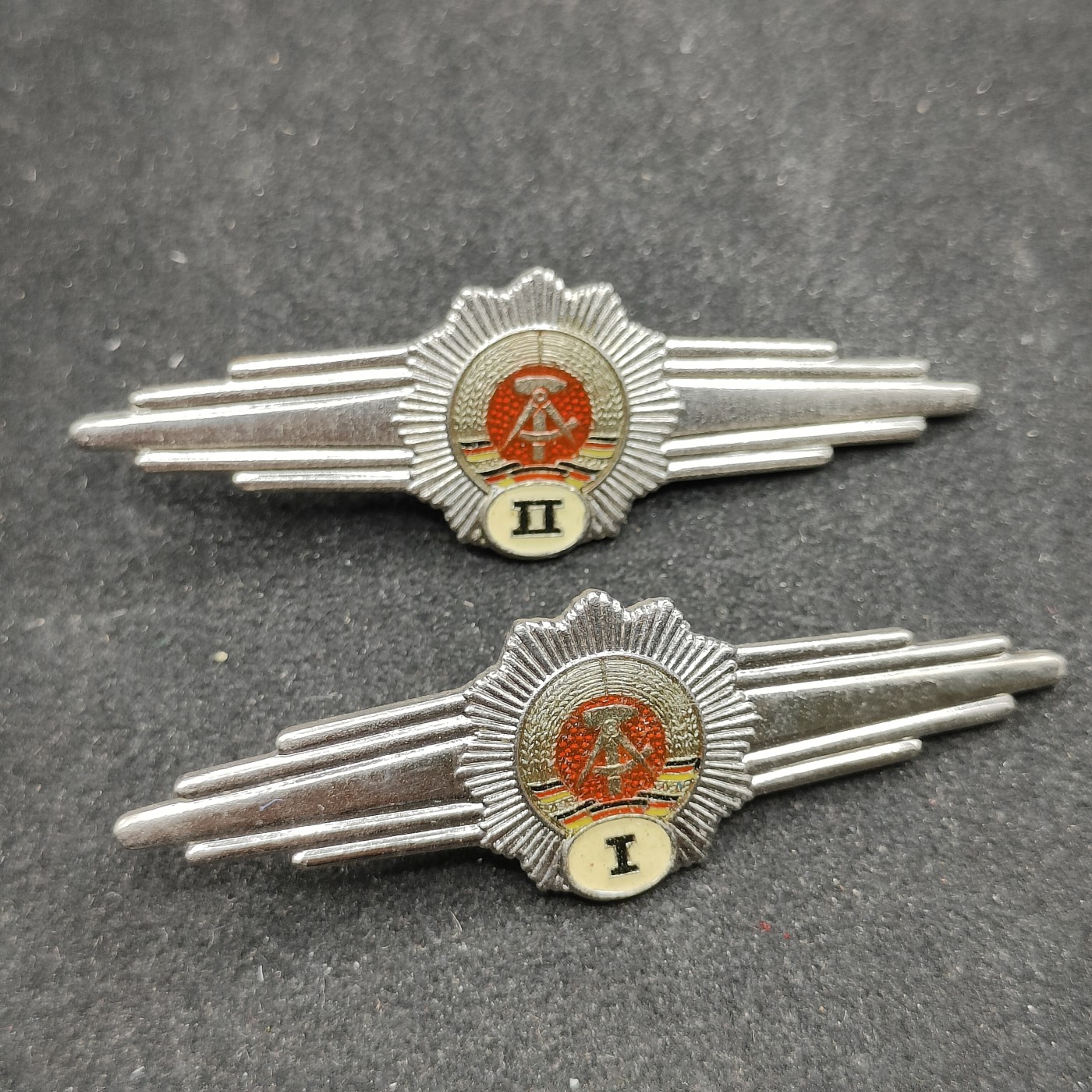 全场0元起拍 第93期 咸鱼国勋章拍卖专场 9月24日（周日）下午6：00开始 东德警察技能章两个