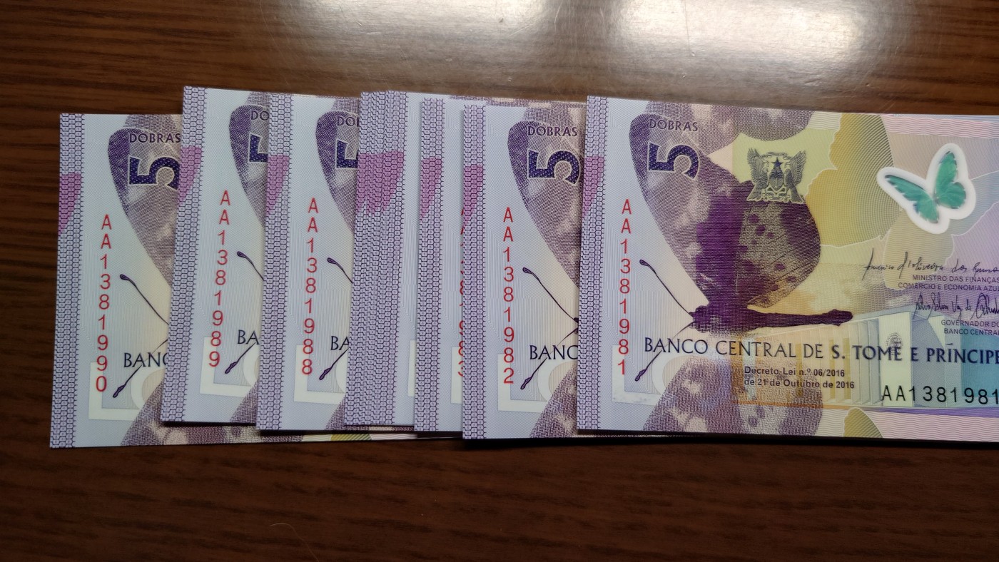 陆续更新【世界钱币】精选微拍第73期暨2023年第二十期 全新纸质裸钞低价起拍(第二场) 2016年圣多美和普林西比5元 AA冠 绝品标十无47尾号981～990带尾88