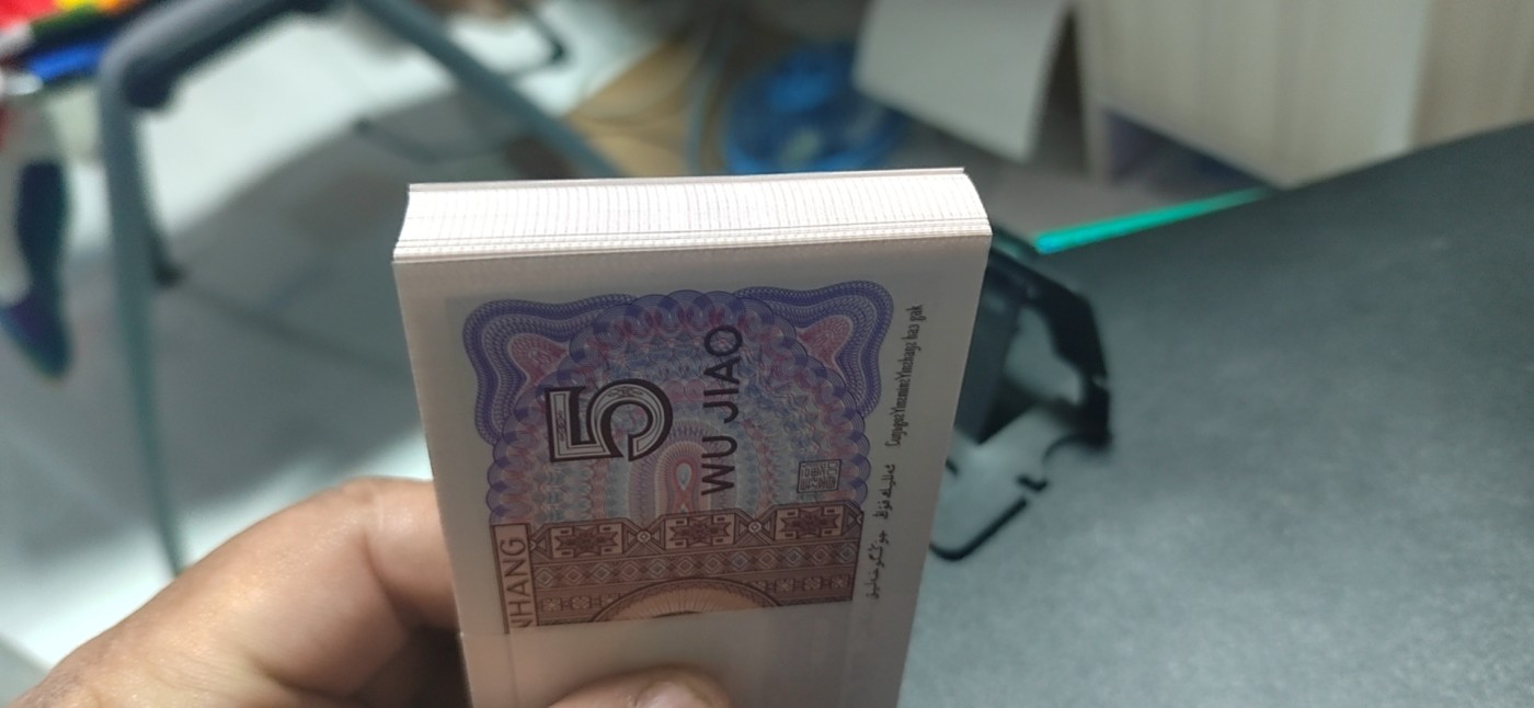 周日纸币拍场   8005  关门冠   百联整刀  AM88637301—400，捆拆刀货，品相绝，关门冠印刷数量比普通冠号少很多，希望老铁们珍惜！为节约时间，面值起拍，送刀币盒！