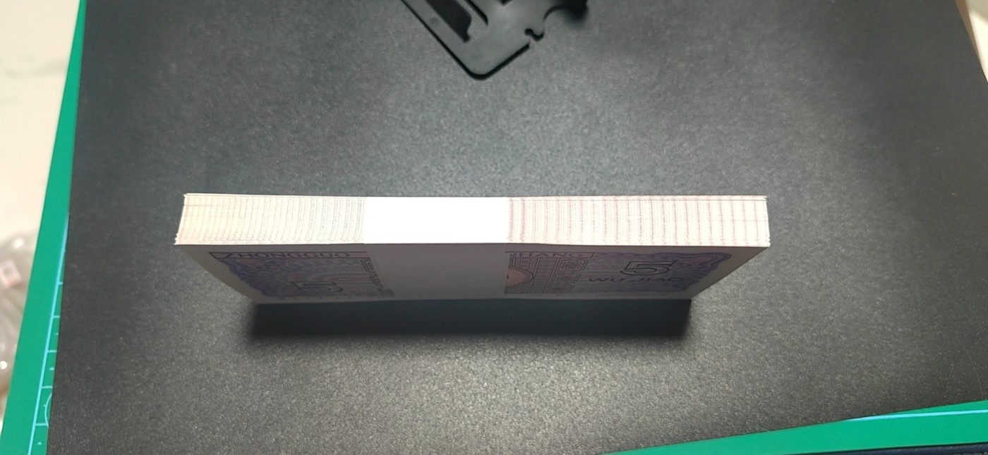 周日纸币拍场   8005  关门冠   百联整刀  AM88637301—400，捆拆刀货，品相绝，关门冠印刷数量比普通冠号少很多，希望老铁们珍惜！为节约时间，面值起拍，送刀币盒！