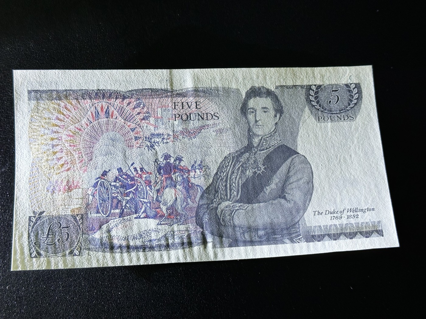 《外钞收藏家》第三百期 英国D序列5镑 疑似软折 AU品相