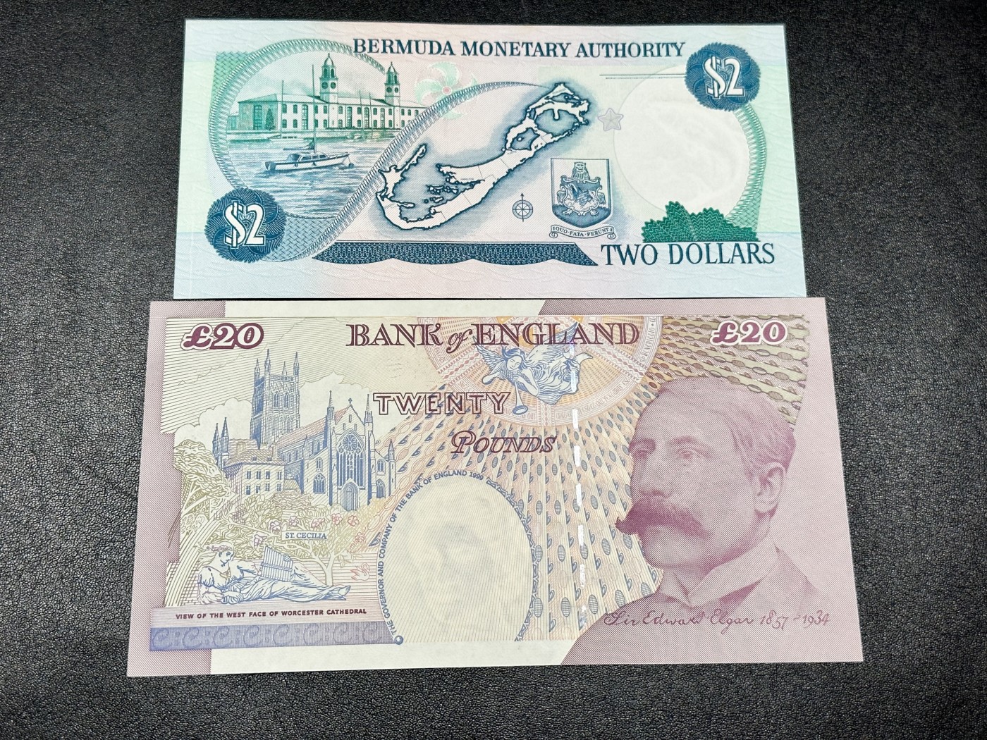 《外钞收藏家》第三百期 百慕大2刀全新+E序列20镑  AU品相 两张一起
