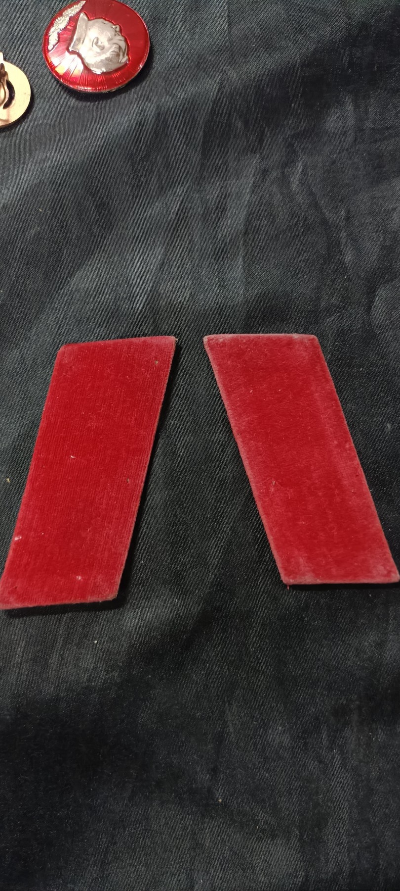 70多个拍品全部0起放漏！总有你中意的！ 65式红领章
