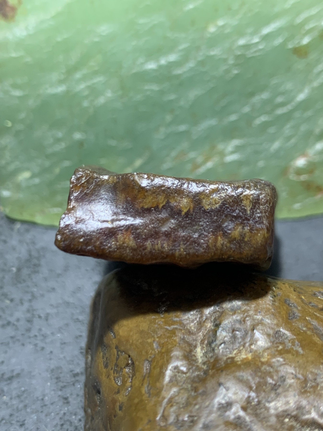 放福利！精美天然原皮阿拉善玛瑙牌形原石一颗，