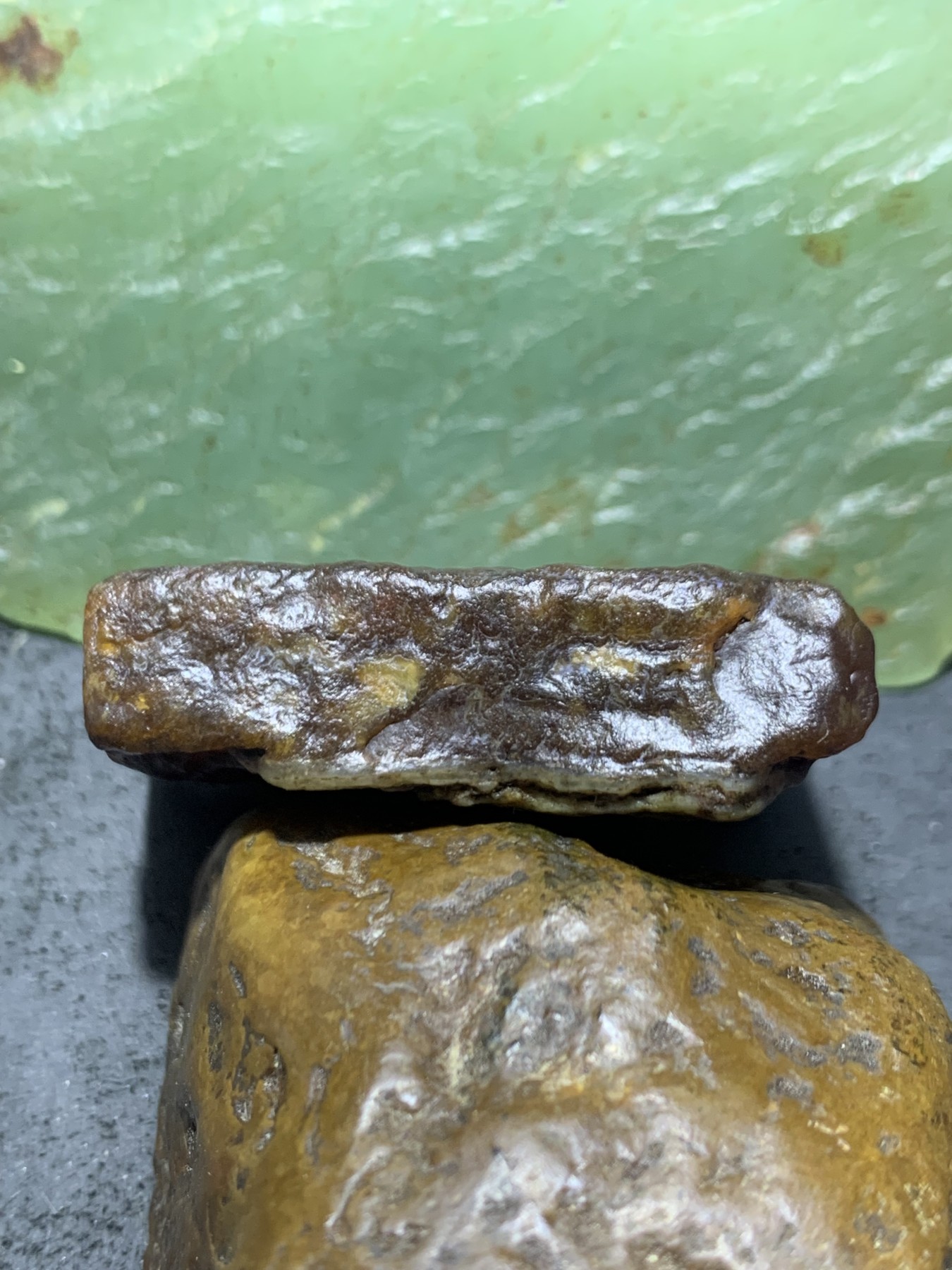 放福利！精美天然原皮阿拉善玛瑙牌形原石一颗，