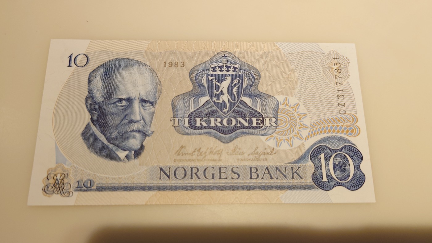 【世界钱币】精选微拍第75期暨2023年第二十二期 部分最新卖剩新品裸钞(有5000卢布AA等) 十月中下旬会有大量新货(优先本群里卖，卖剩的才挂拍卖欢迎关注) 1983年挪威10克朗 全新绝品无4尾号831